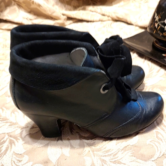 🐈⬛ Glorious RARE Vintage Hush Puppies Velvet Ribbon Spectator Booties - 7.5M - Picture 4 of 16